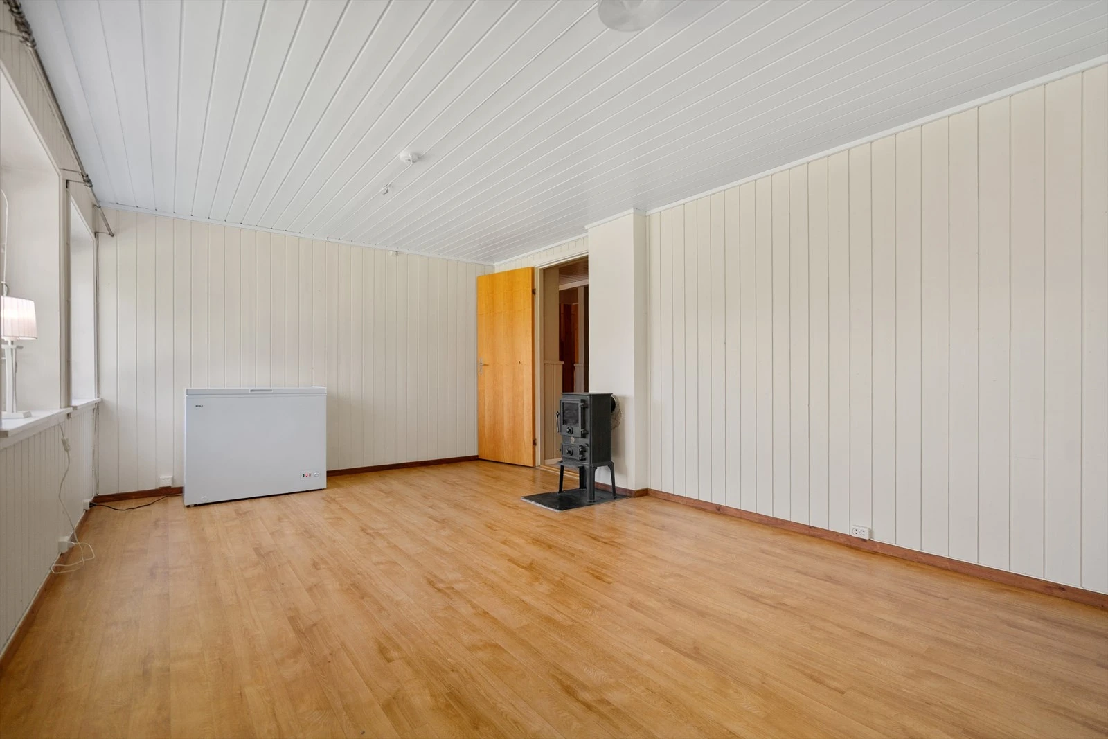 Hyggelig oppholdsrom i første etasje, med vedovn som gir både varme og en koselig atmosfære på kalde dager Galleribilde