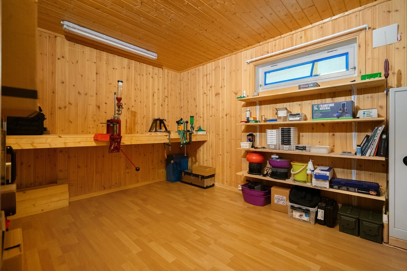 Stor bod med praktiske hyller - perfekt for oppbevaring av diverse utstyr Galleribilde