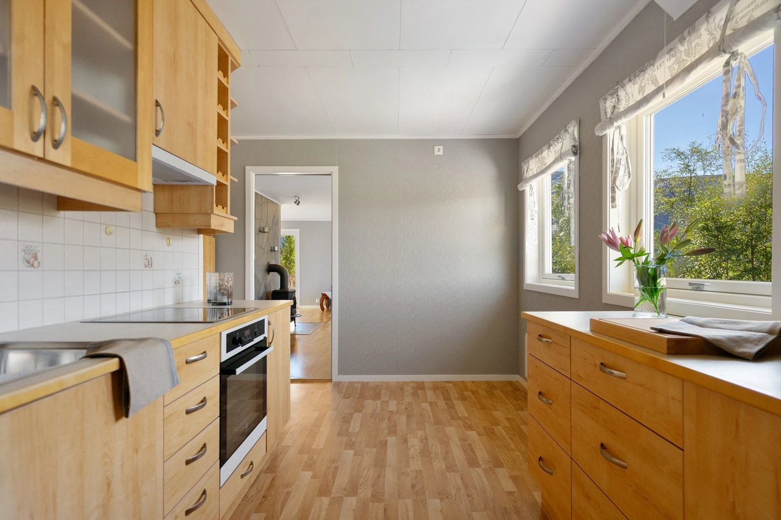 Lyst og praktisk kjøkken med fine skapløsninger og god benkeplass. Herfra har du åpen løsning inn mot stuen Galleribilde