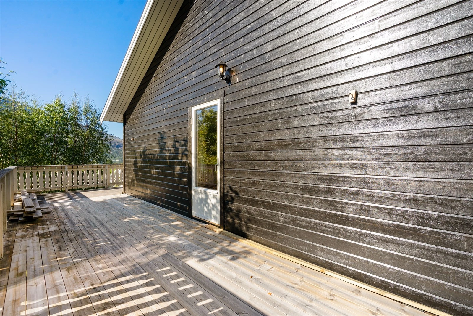 Fra stuen har du direkte utgang til en stor terrasse som gir deg godt med plass til både spisegruppe og loungemøbler Galleribilde