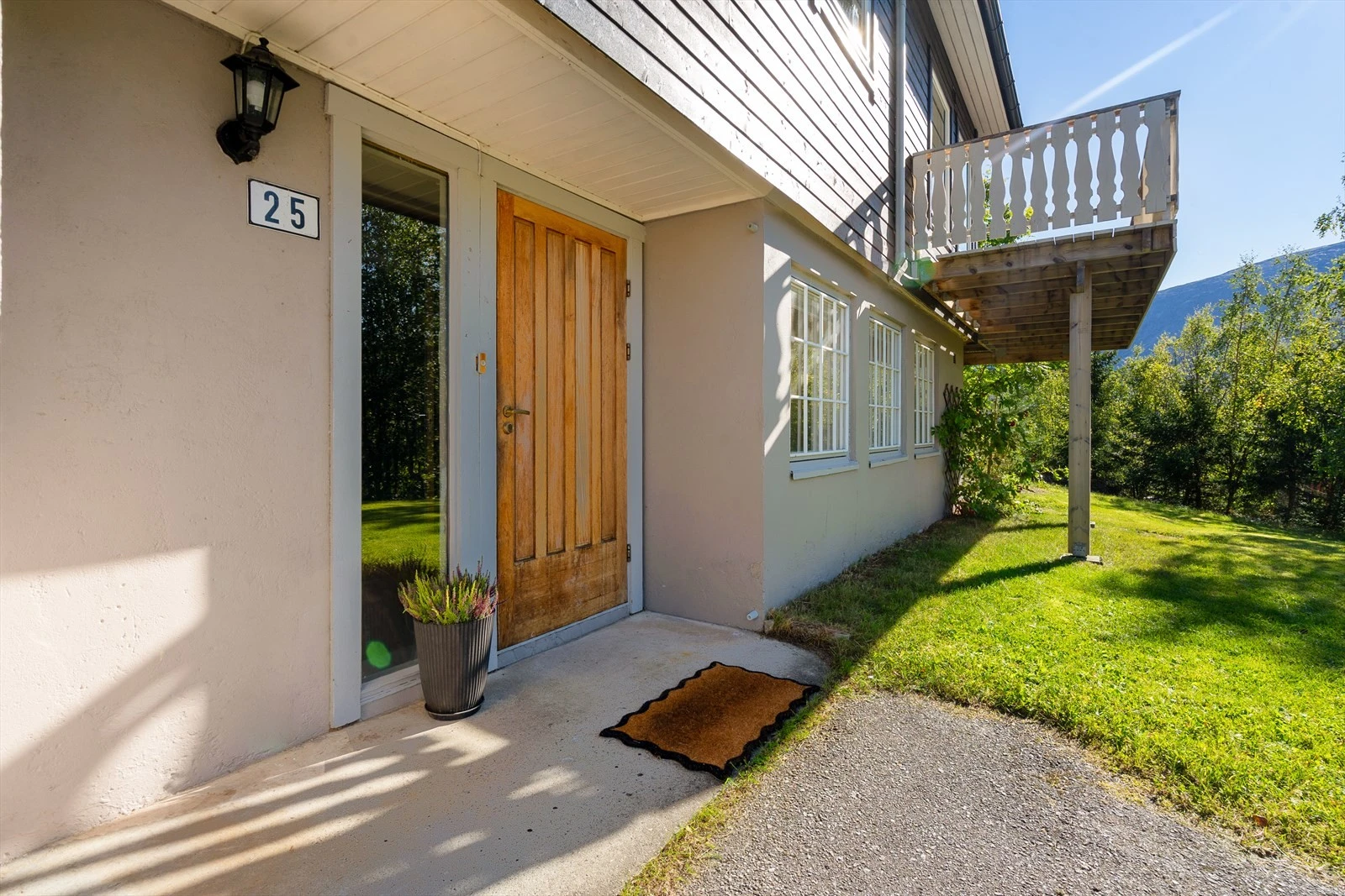 Her er det mulighet for en liten sittegruppe for å skape et koselig og innbydende inngangsparti Galleribilde