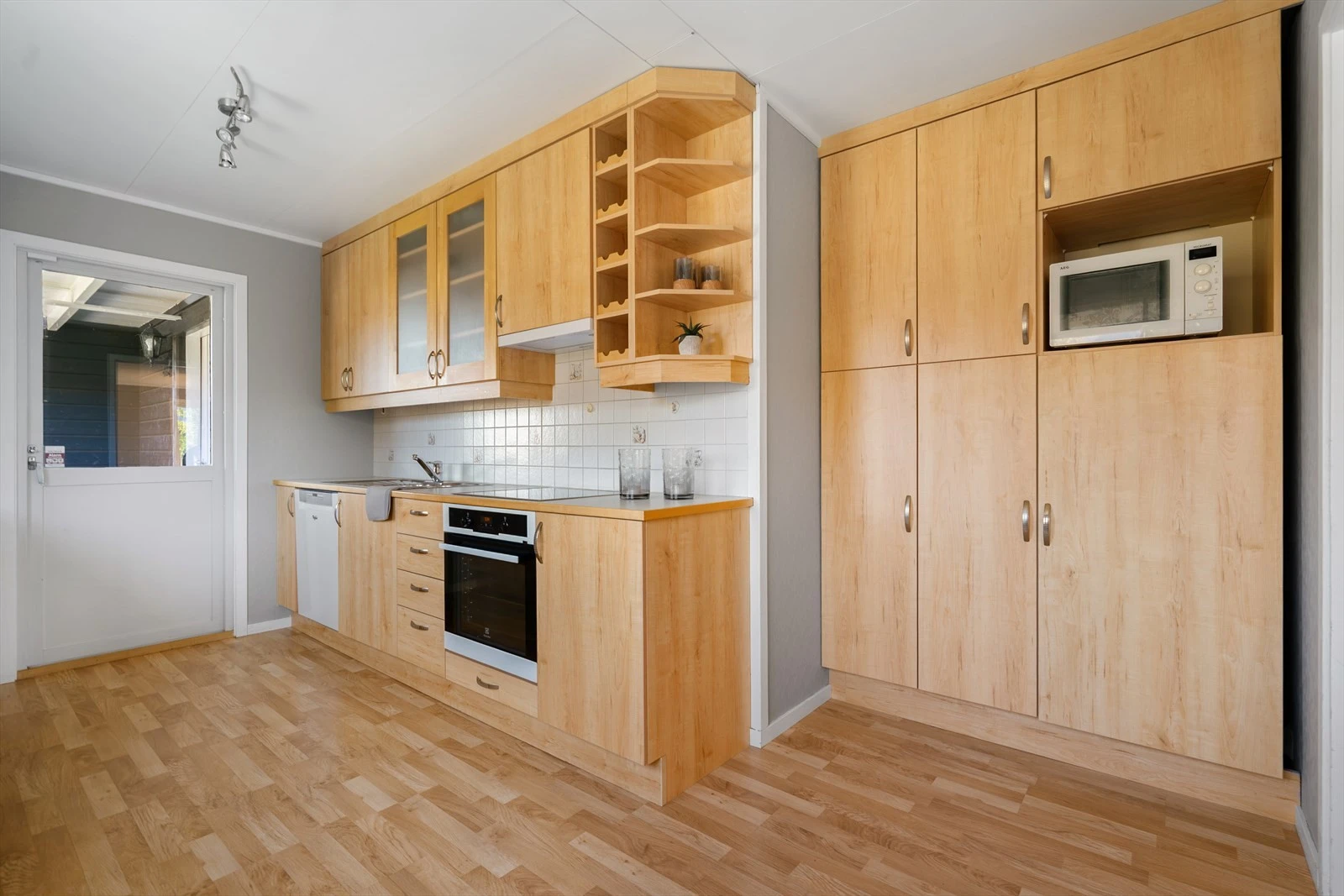 Kjøkkenet byr på mye oppbevaring og et helhetlig preg med pene fronter i treverk Galleribilde