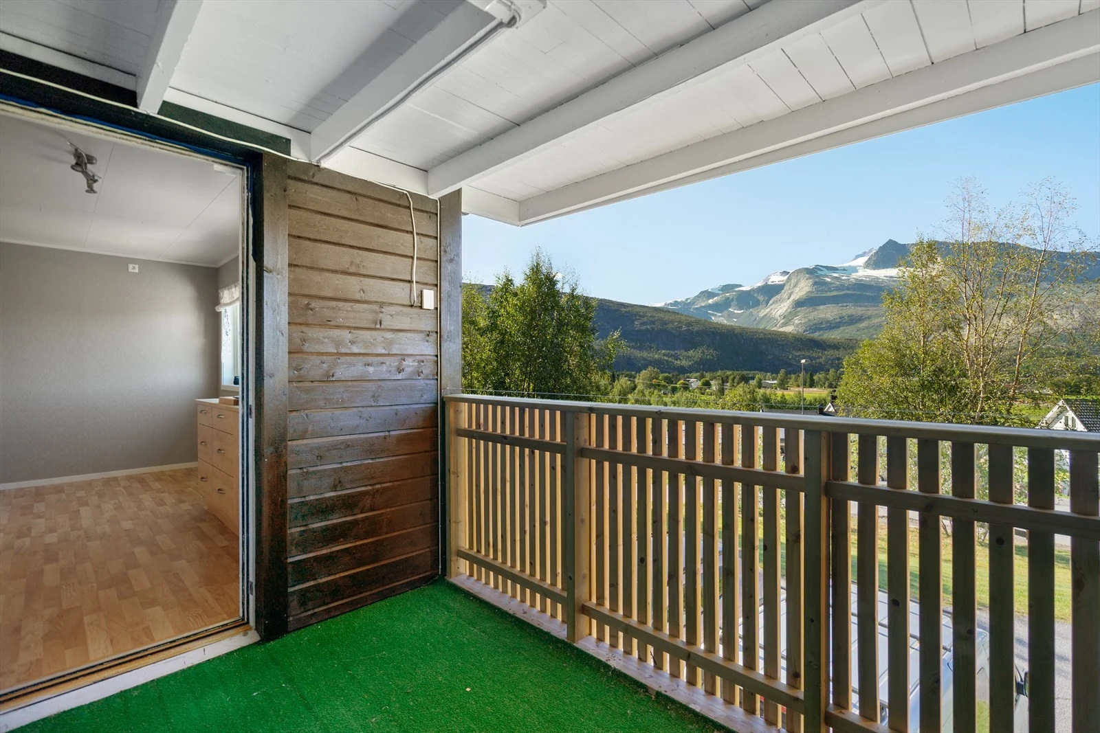 Fra kjøkkenet har du direkte utgang til en overbygd balkong - perfekt for å nyte morgenkaffen Galleribilde