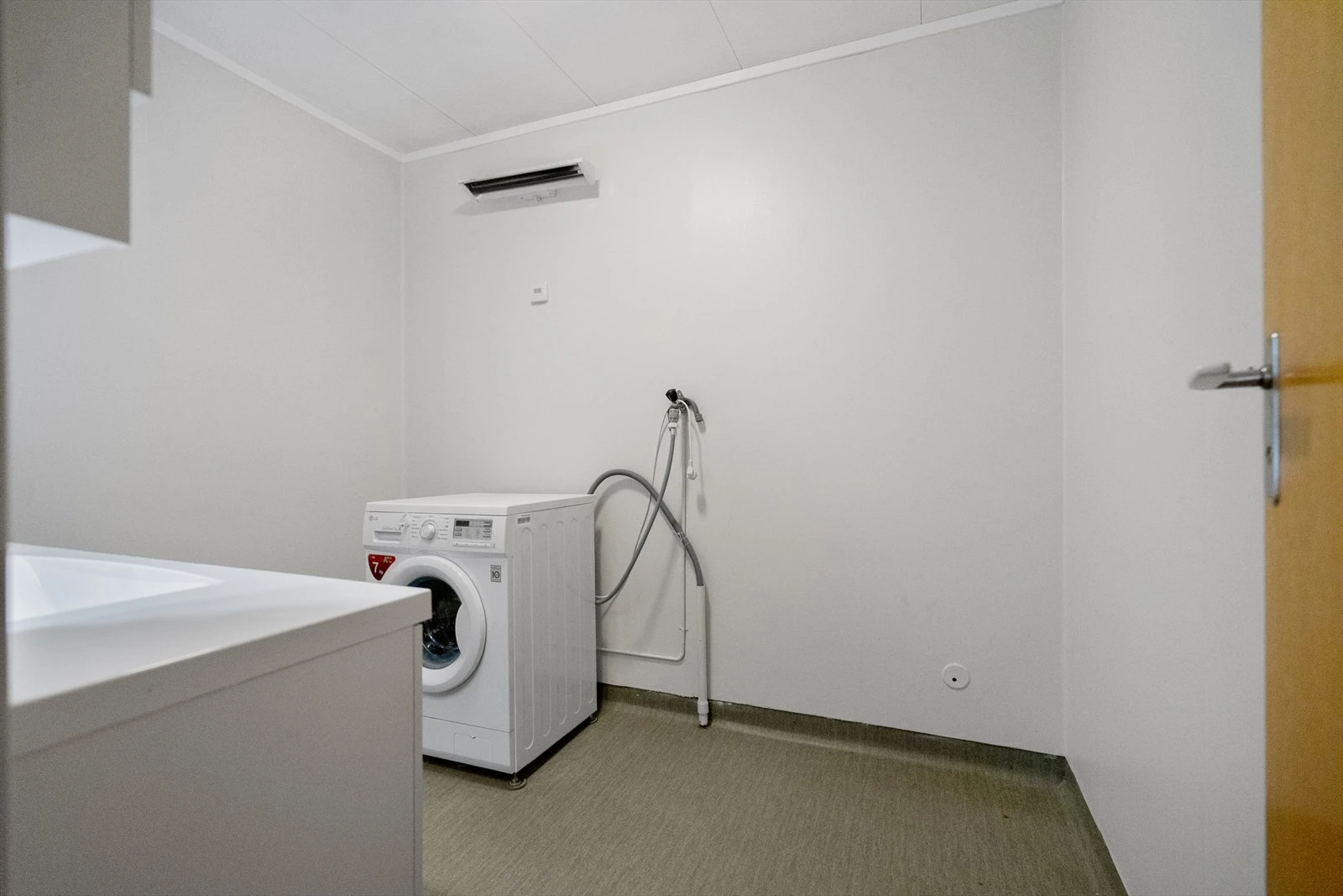 Vaskerommet er utstyrt med opplegg til vaskemaskin og tørkemuligheter - en funksjonell sone som gjør husarbeidet litt enklere Galleribilde