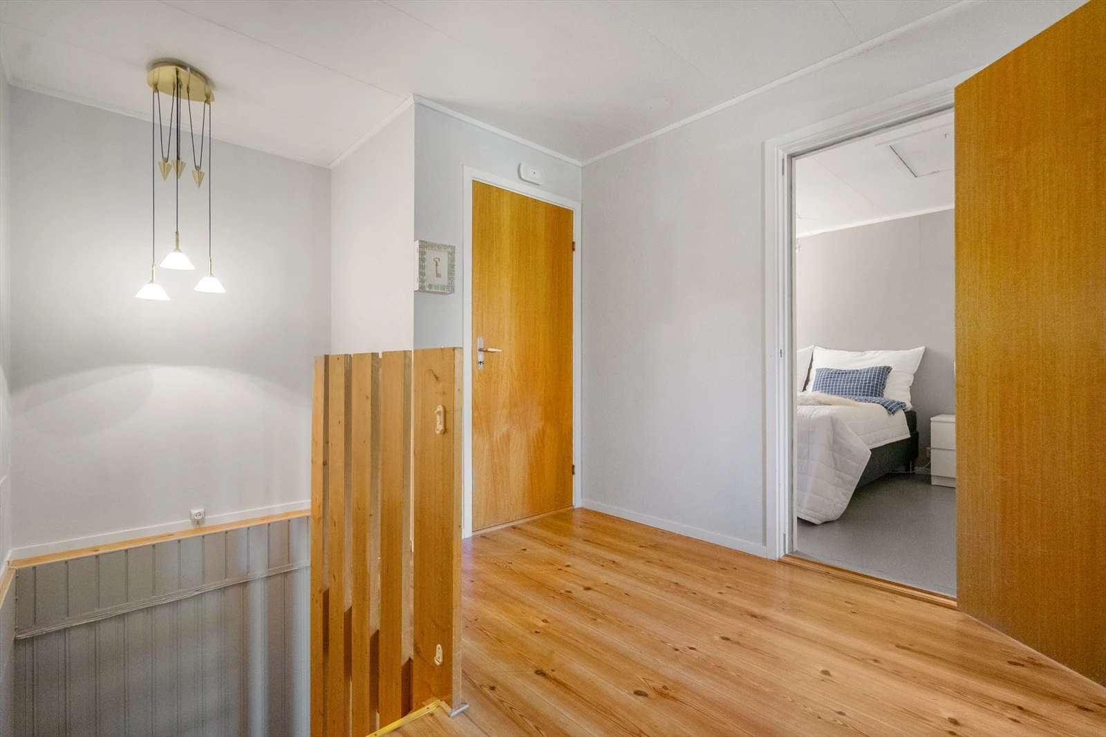 Innholdsrik etasje med soverom, stue, kjøkken, toalettrom og baderom Galleribilde