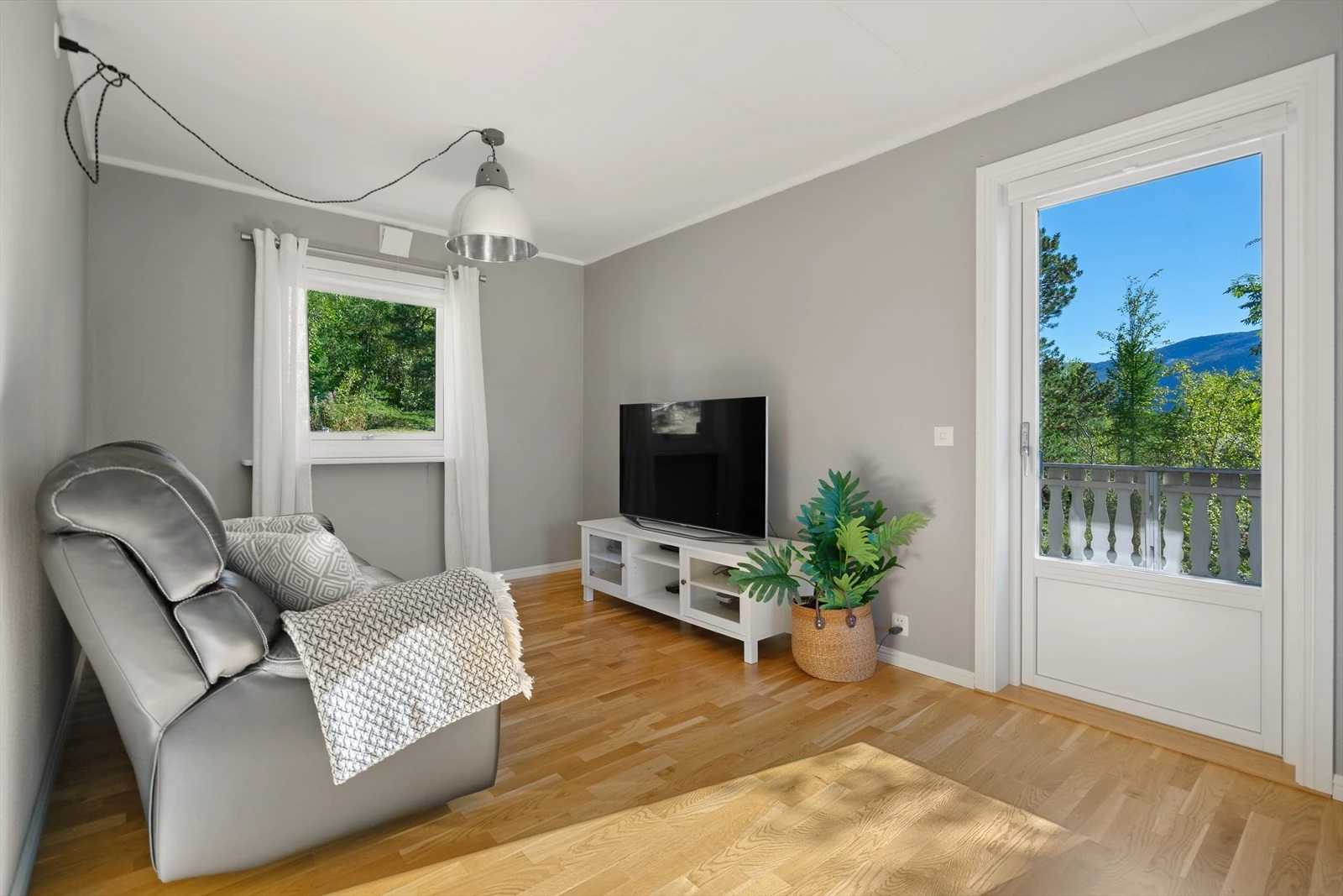 Fra TV-stuen har du utgang til terrasse, hvor inne- og uteområdene flyter naturlig sammen Galleribilde