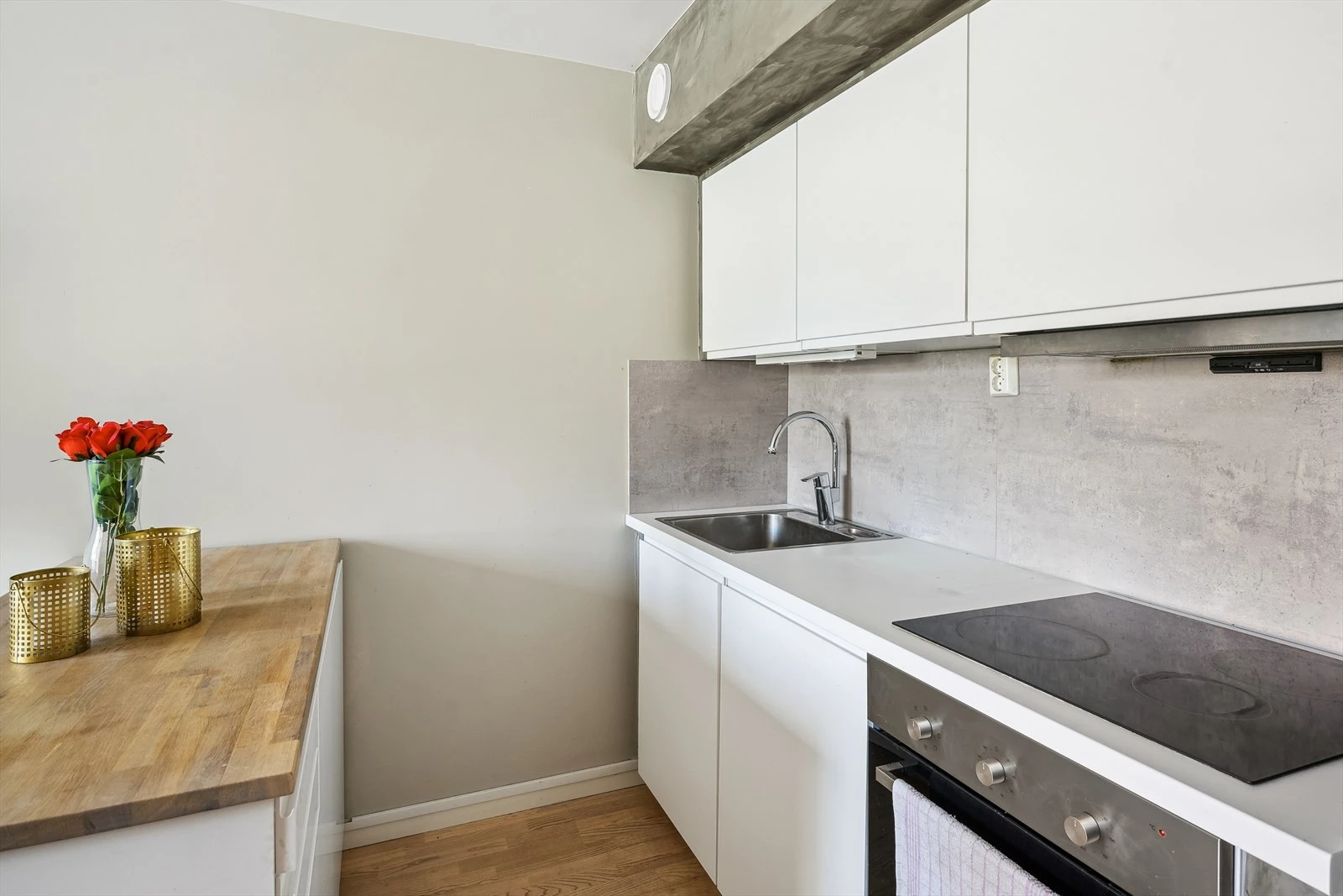 Her er det integrert kjøleskap, stekeovn, platetopp, vannstoppsystem og komfyrvakt.