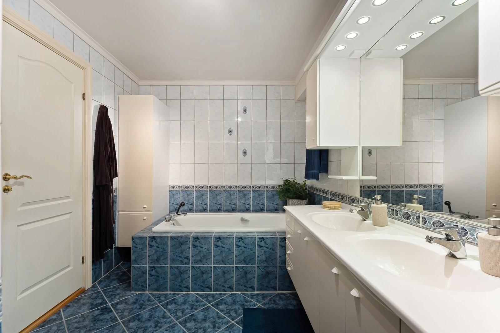 Flislagt bad med heldekkende dobbelservant og varmekabler i gulv Galleribilde