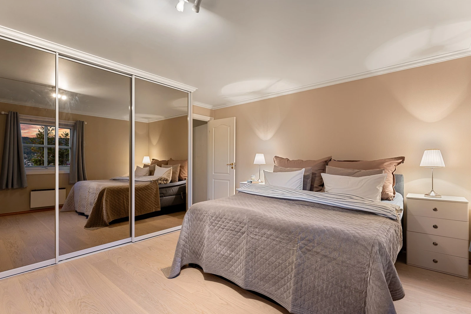 Soverom 1 med stor skyvedørsgarderobe Galleribilde