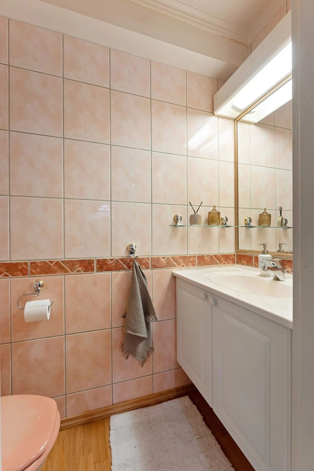 Praktisk wc-rom med servant i innredning og gulvstående toalett Galleribilde