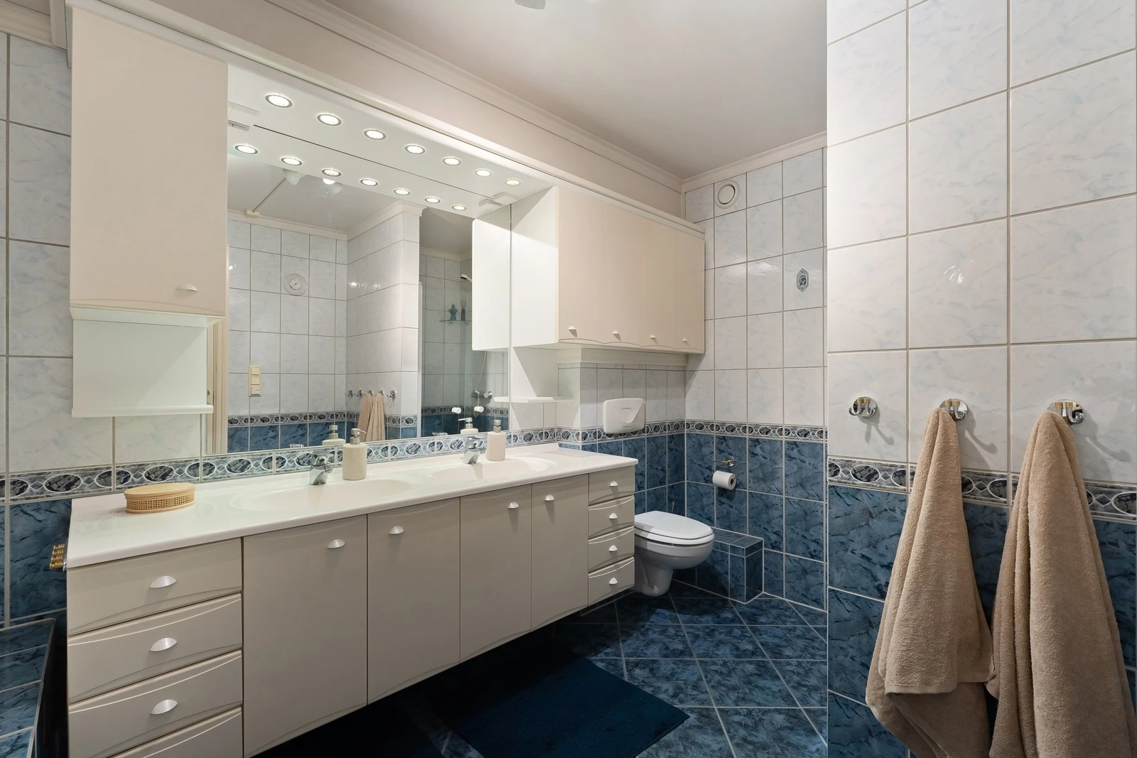 Badet har innfliset badekar og dusjnisje Galleribilde