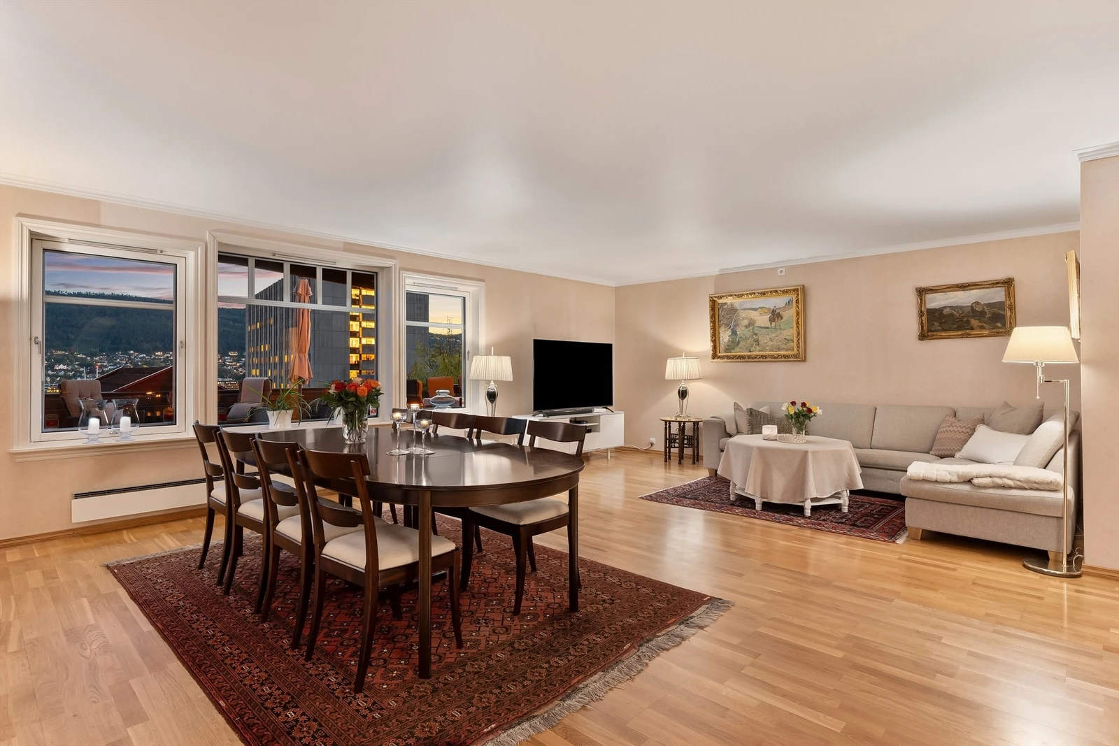 Store vindusflater som gir godt med naturlig lys og utsikt Galleribilde