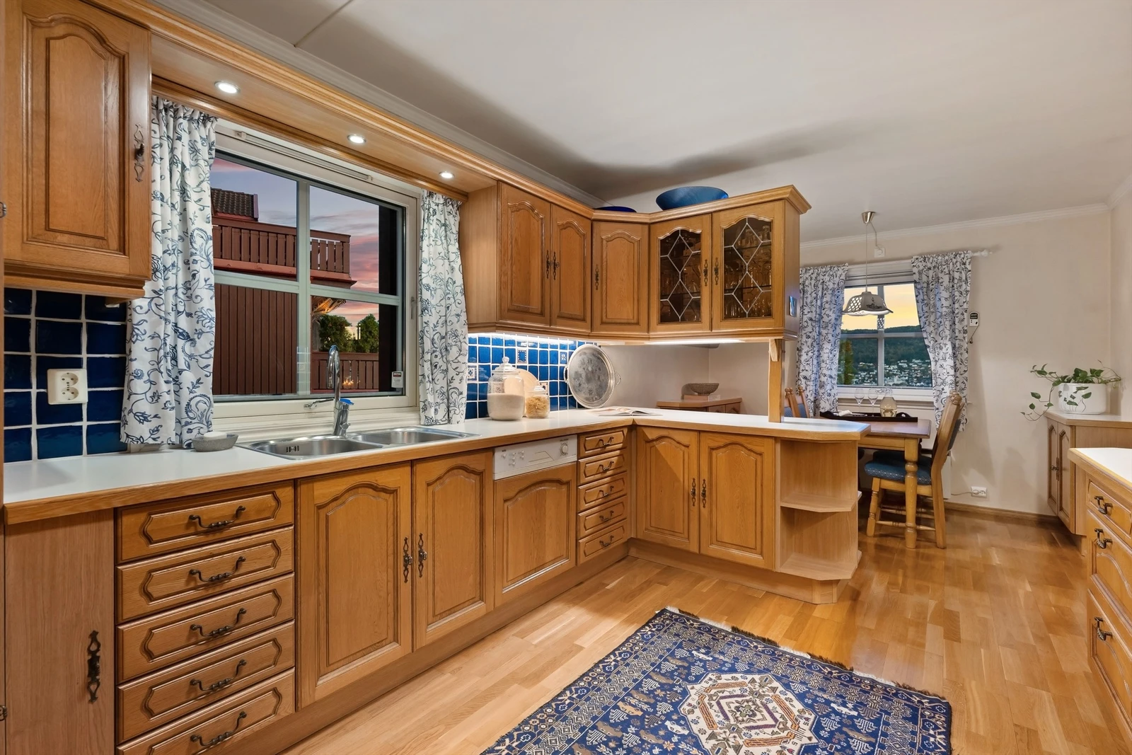 Over- og underskap samt vitrineskap med eikefronter Galleribilde