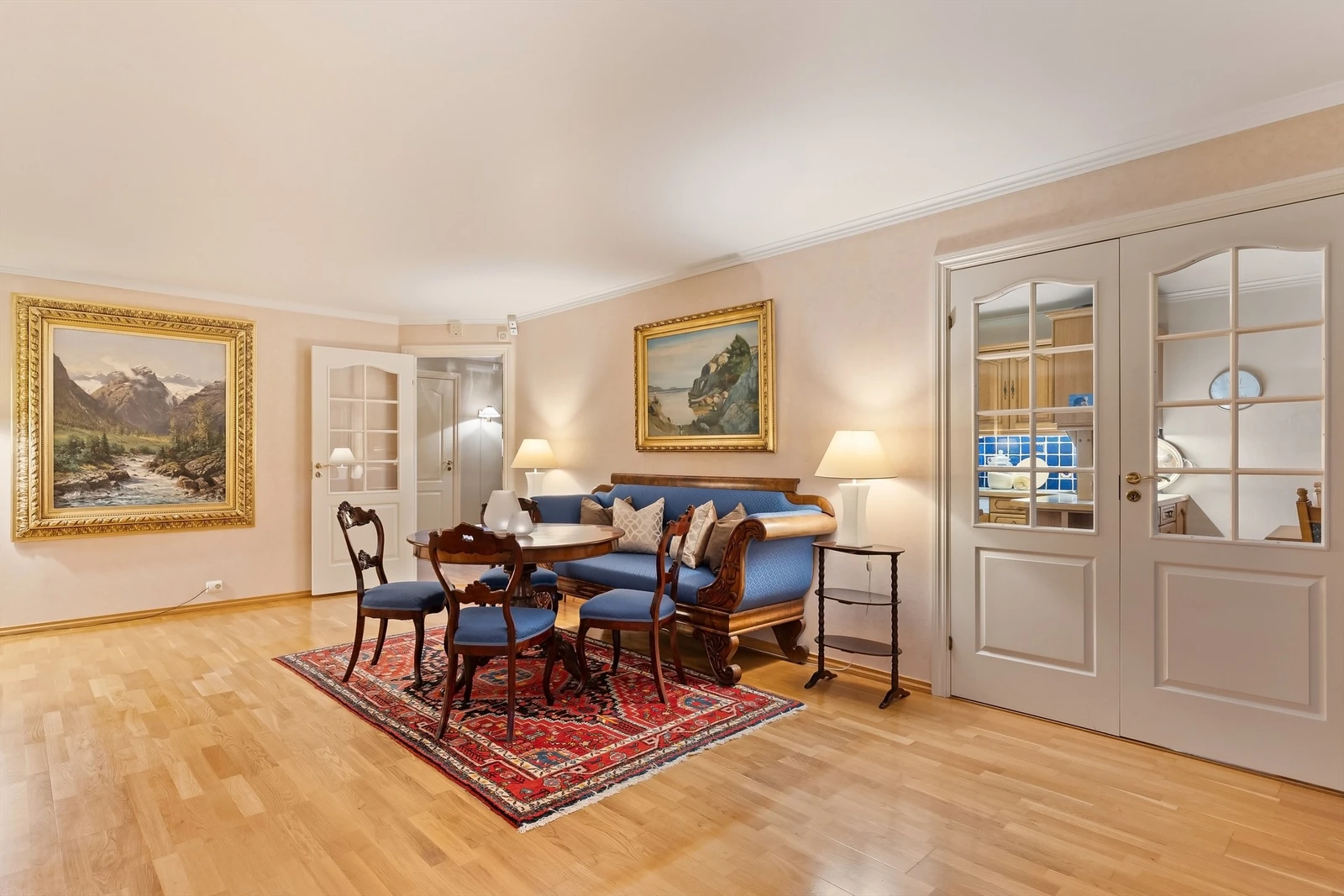 Stue med tilgang til ganger og kjøkken Galleribilde