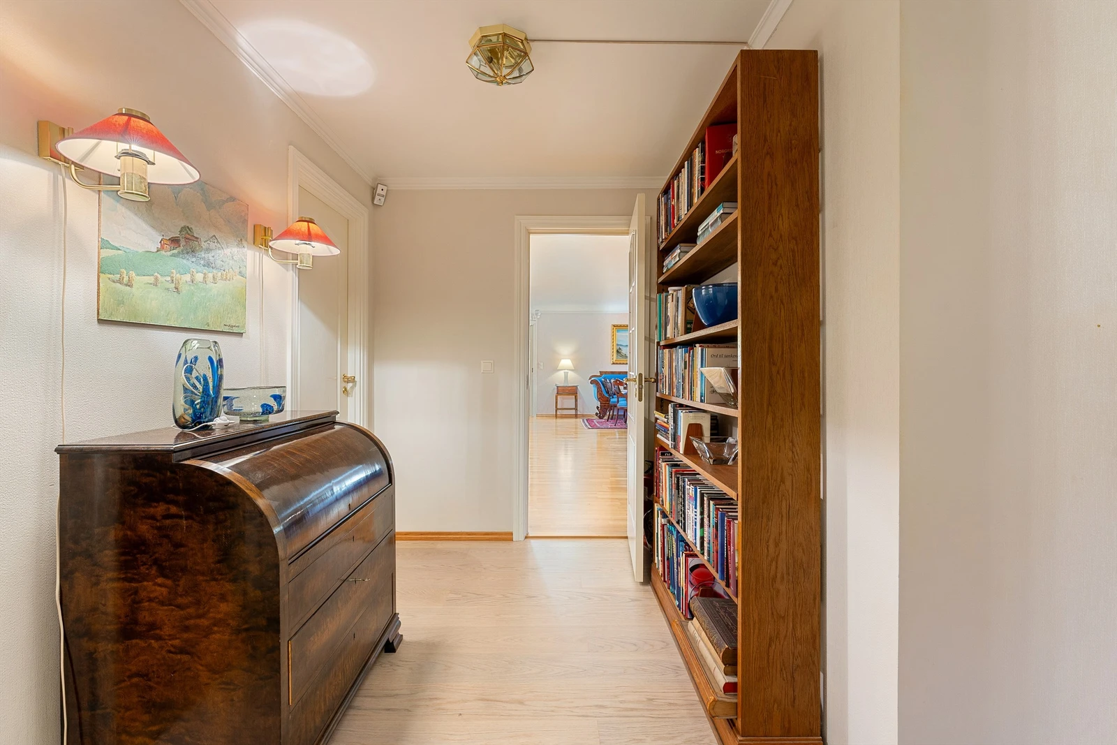 Soveromsgang med nyere parkett på gulv, malte vegger og malt himling Galleribilde