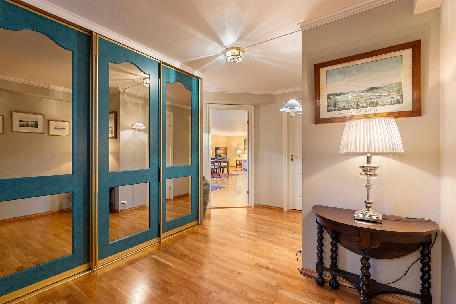 Entré med skyvedørsgarderobe Galleribilde