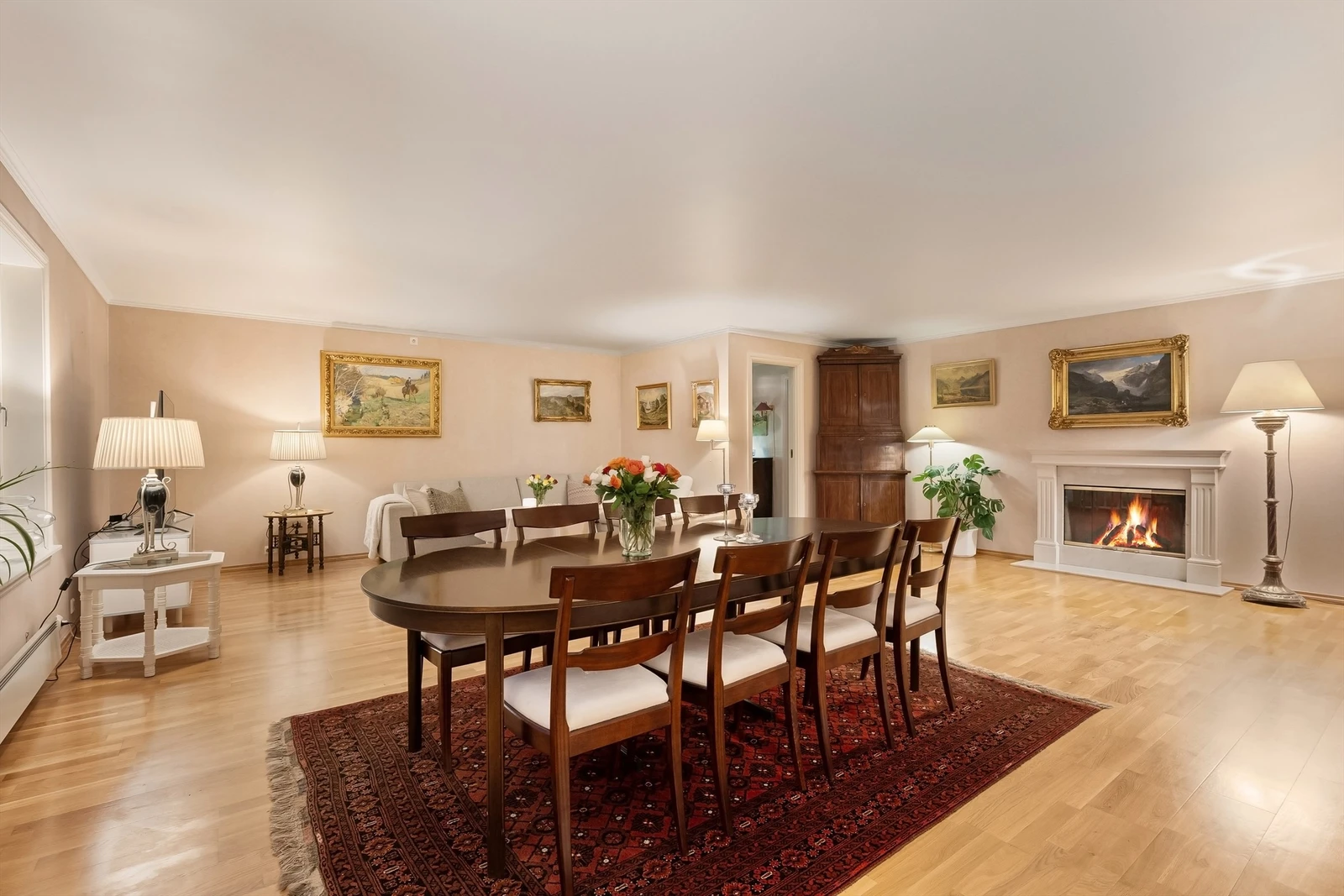 Stue med sofaområde og to spiseplasser Galleribilde