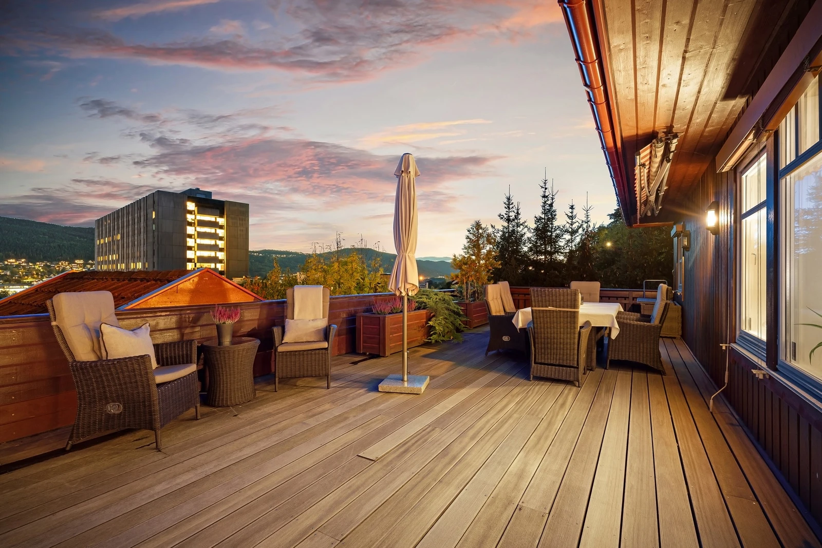 Terrassen har tilgang til leilighetens stue Galleribilde