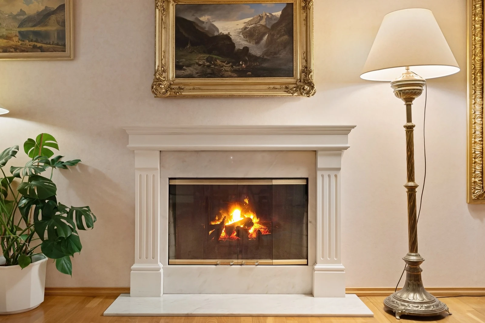 Flott peisinnsats i vegg med plate på gulv (selger opplyser om at ildstedet ikke har vært benyttet på 10 år) Galleribilde