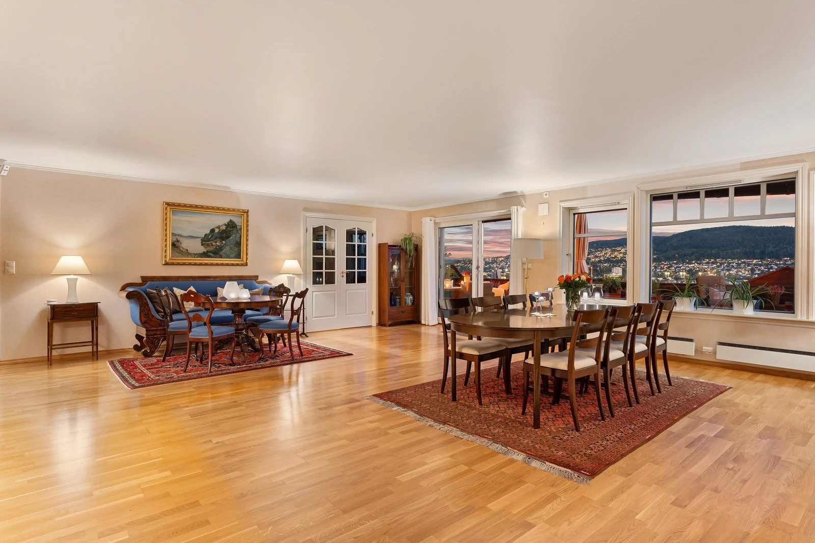 Gangavstand til sentrum som har alt av servicetilbud, butikker og bussknutepunkt/tog Galleribilde