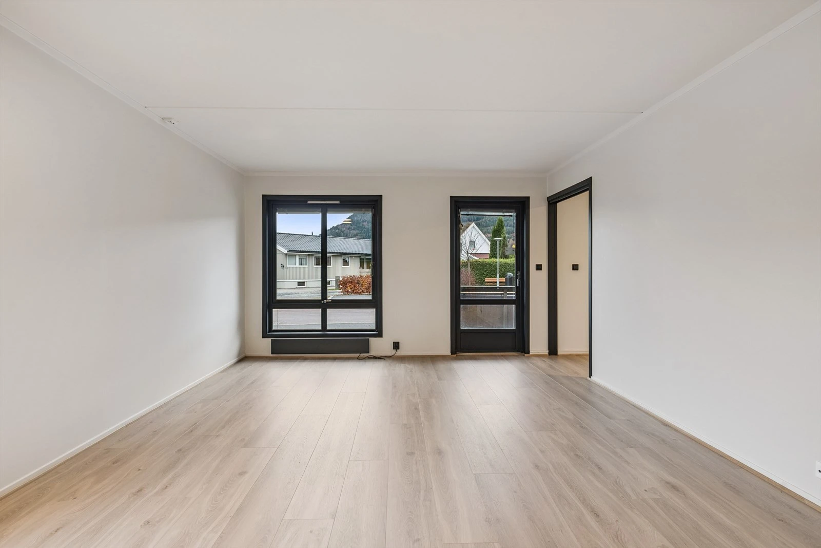 Rikelig med naturlig lysinnslipp fra de store vindusflatene.