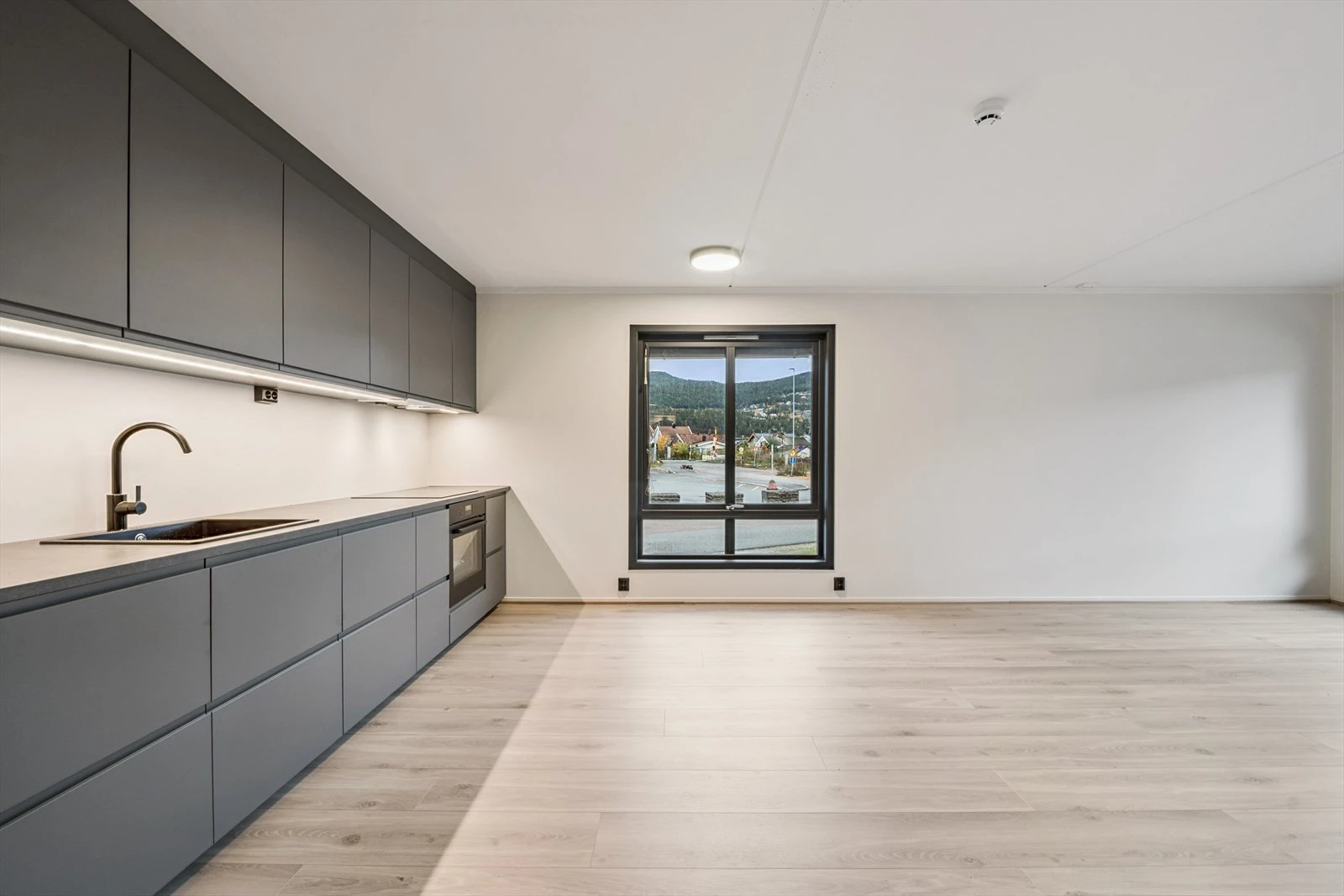 På kjøkkenet er det også plass til en hyggelig spisegruppe.