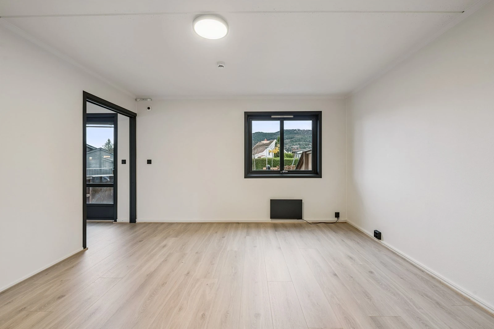 Stort og romslig soverom med tilknytning til stue og bad.