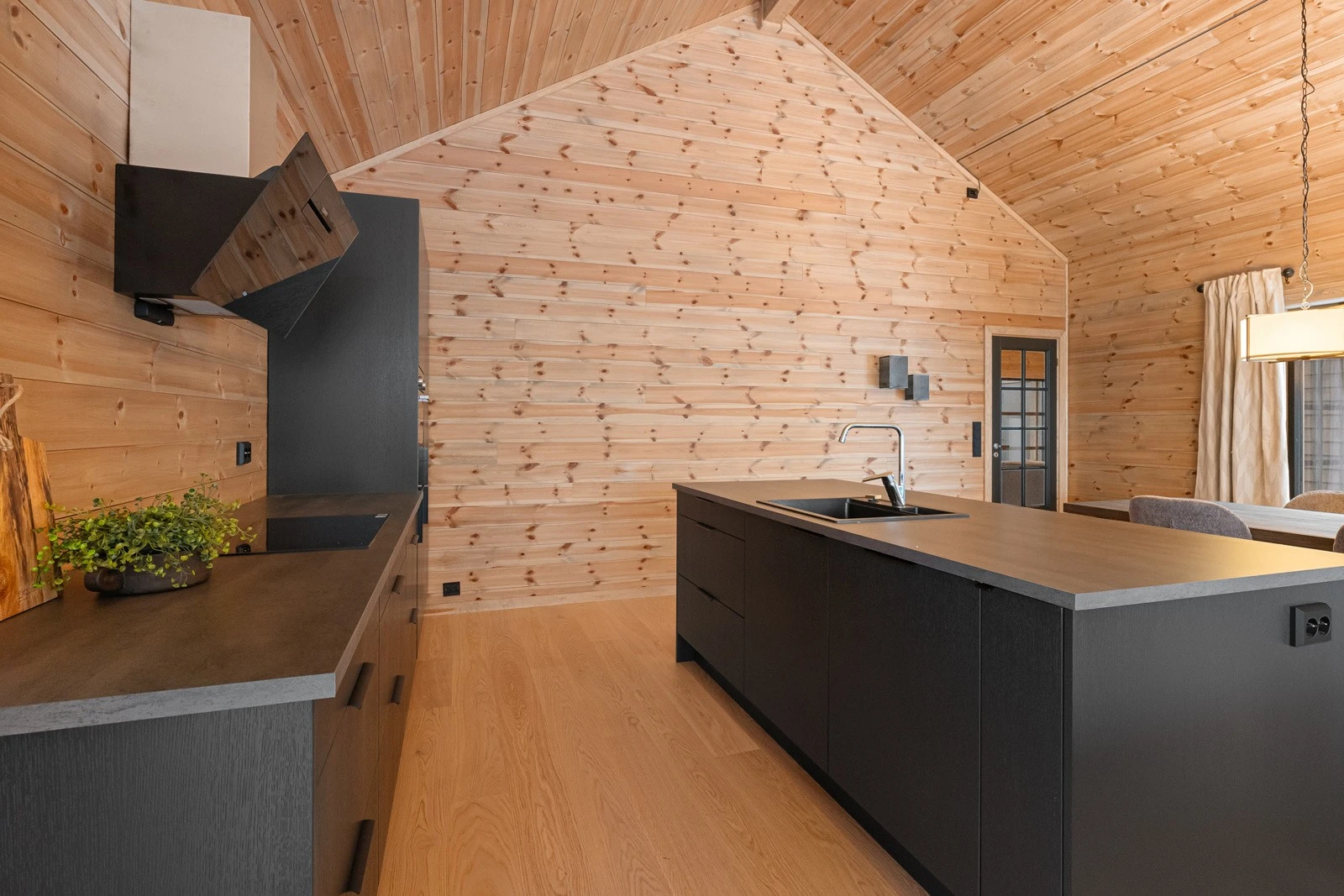 Kjøkken fra Bjerks Trevare med hvitevarer. Praktisk kjøkkenøy for mer sosial matlaging. Galleribilde