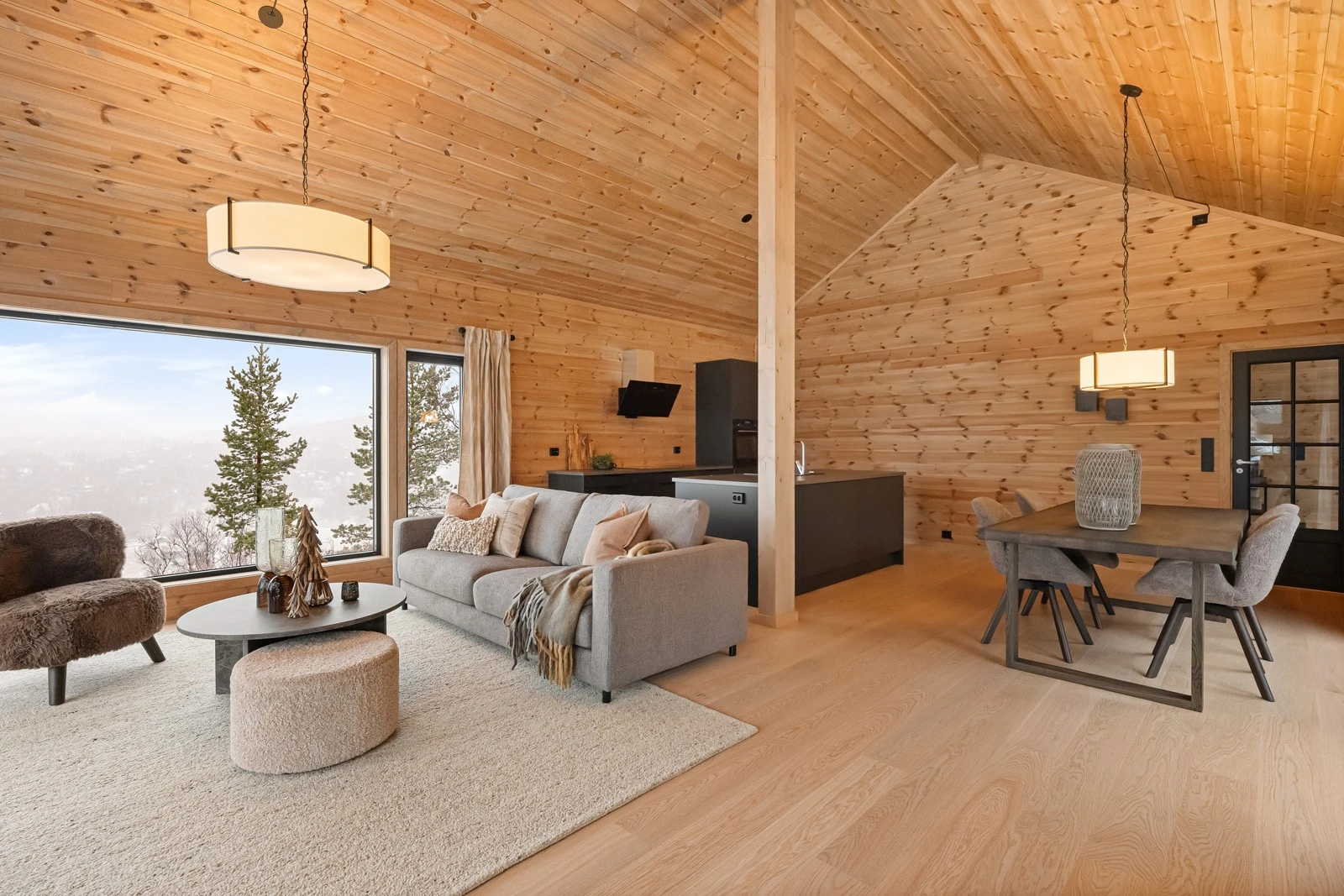 Velkommen til Øvre Hoppmannsknuten! Fantastisk panoramautsikt, gode solforhold og en etterspurt beliggenhet i Hønedalen. Visning hver dag 14.00-16.00 hele høstferien! Galleribilde