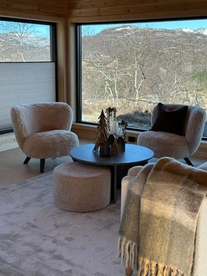 Ferdig montert plisségardiner fra Sandnes Markise i store deler av hytten. Galleribilde