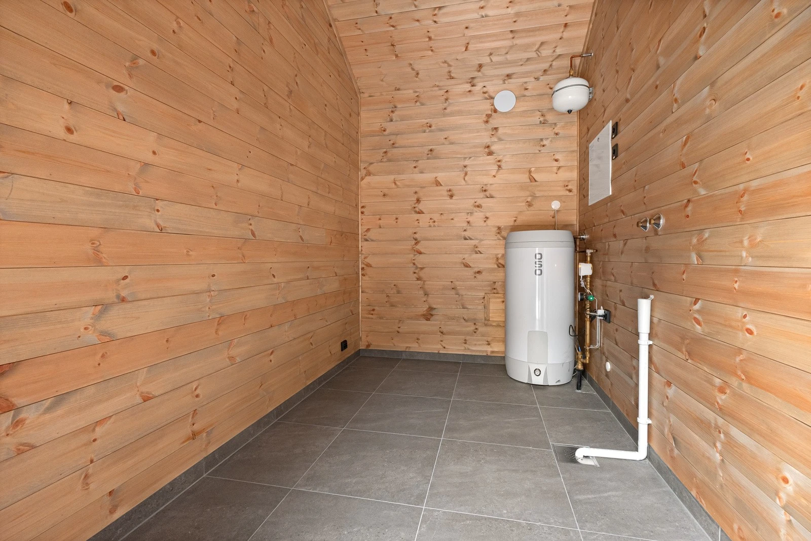 Eget vaskerom/skistall frigjør plass på badene. 60x60 fliser og varme i gulvet. Galleribilde