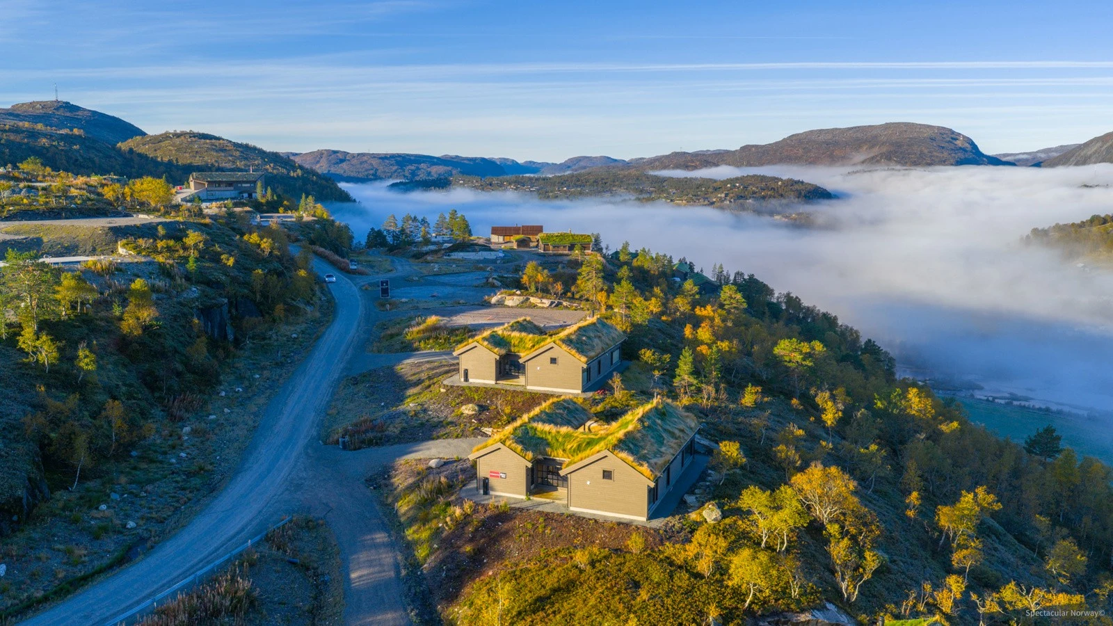 Velkommen til Øvre Hoppmannsknuten! Fantastisk panoramautsikt, gode solforhold og en etterspurt beliggenhet i Hønedalen. Visning hver dag 14.00-16.00 hele høstferien! Galleribilde