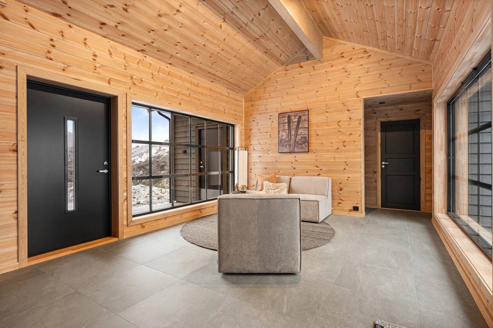 Fra motsatt side av den romslige hallen/inngangspartiet har du to nye soverom, vaskerom/skistall, bad og stue/ekstra soverom. Galleribilde