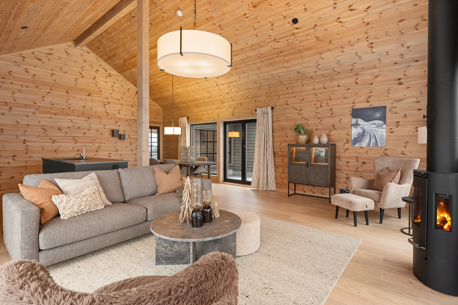 Romslig stue/kjøkken som kan deles inn i flere soner og har god plass til både spisebord, sofagruppe og lesekrok. Utgang til uteområdet vendt mot sør/vest. Galleribilde