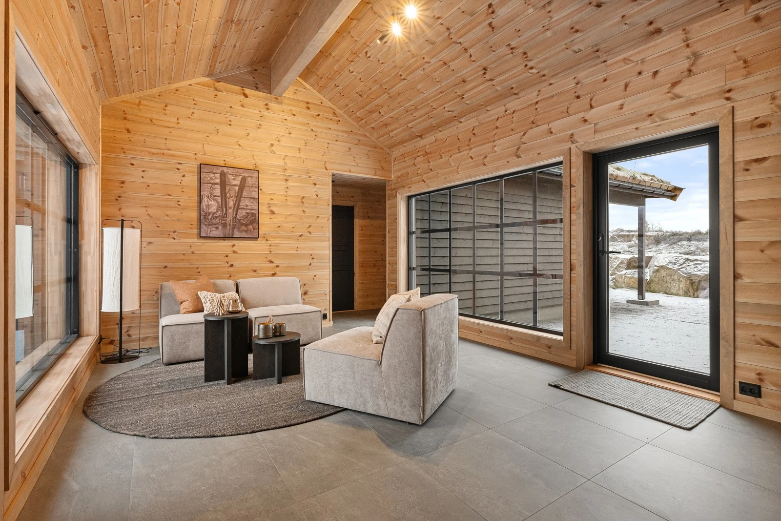 Enkel hverdagslogistikk når alle skal kle seg med romslig inngangsparti som kan kombineres med en ekstra stue ved behov. Utgang til vestvendt lunt uteområde. Galleribilde