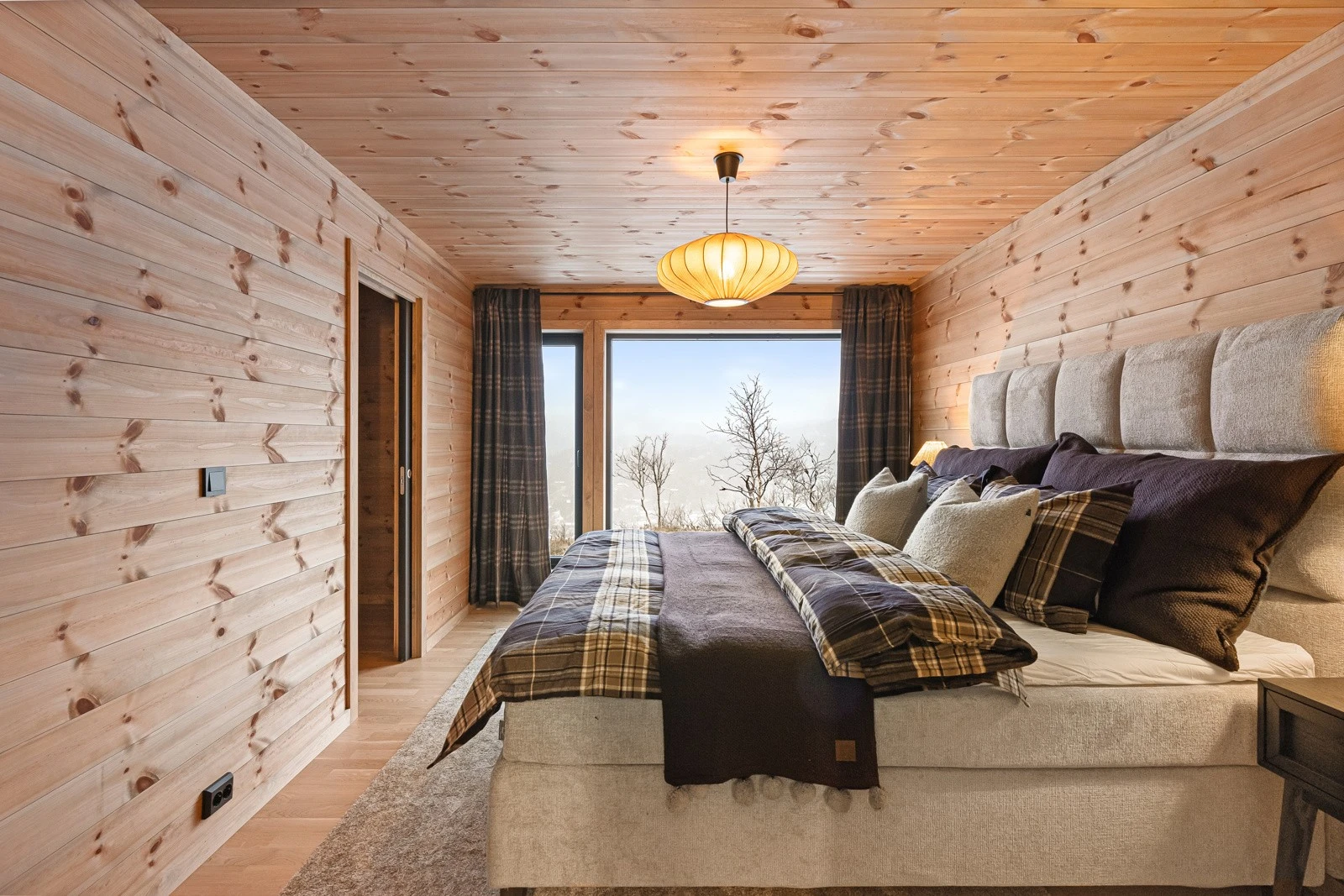 Hovedsoverom med privat bad og egen walk-in garderobeløsning. Galleribilde