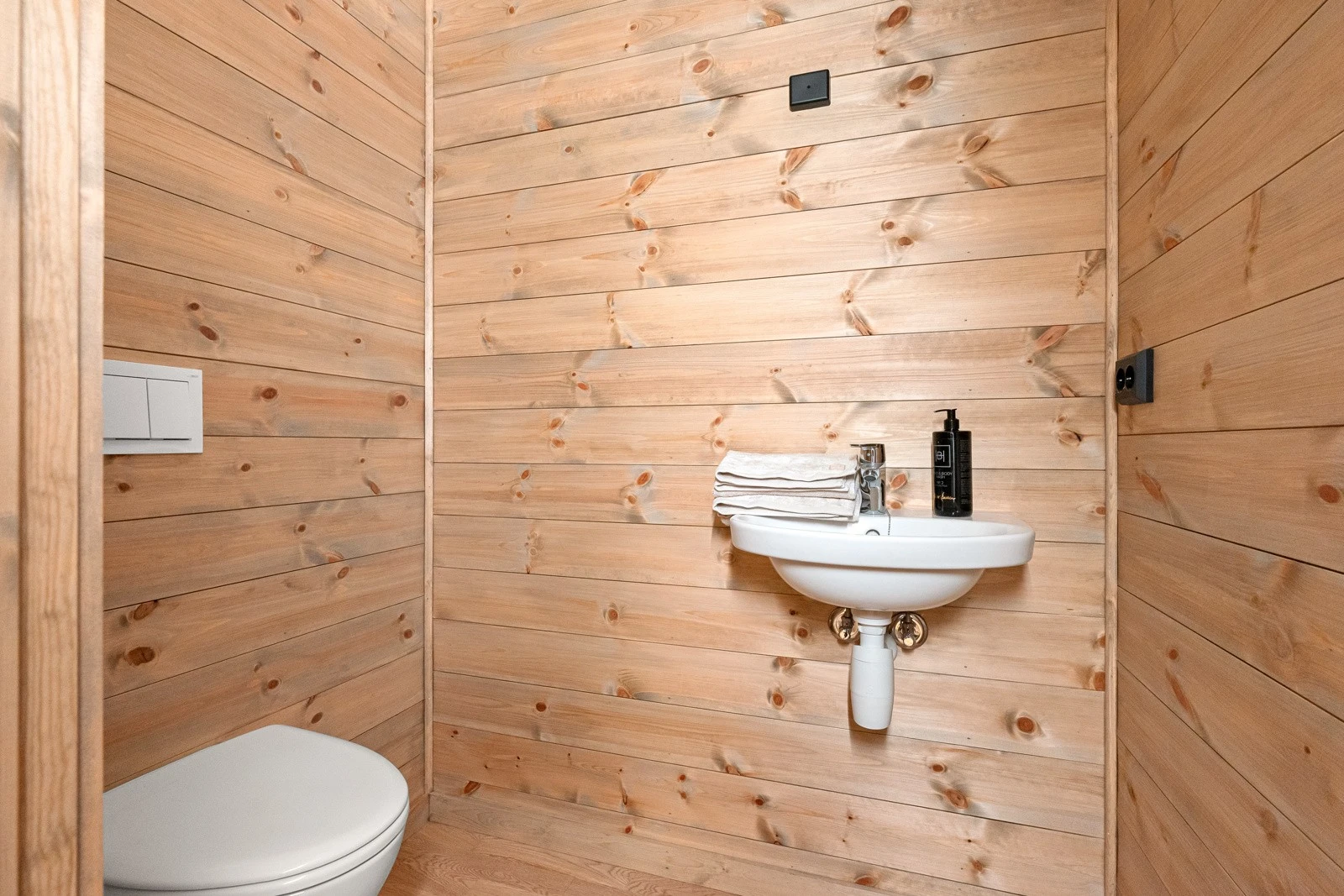 Svært praktisk med gjestetoalett, i tillegg til to bad og eget vaskerom. Galleribilde