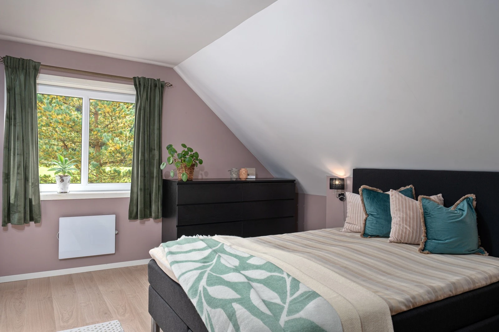 Romslig hovedsoverom med plass til garderobe. Galleribilde