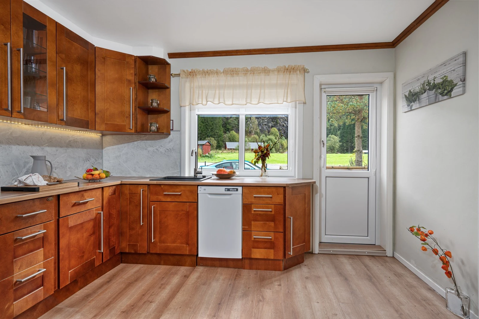 Kjøkkenet er utstyrt med tilhørende hvitevarer, og har utgang til terrasse som gir en naturlig og hyggelig forlengelse av oppholdsarealet. Galleribilde