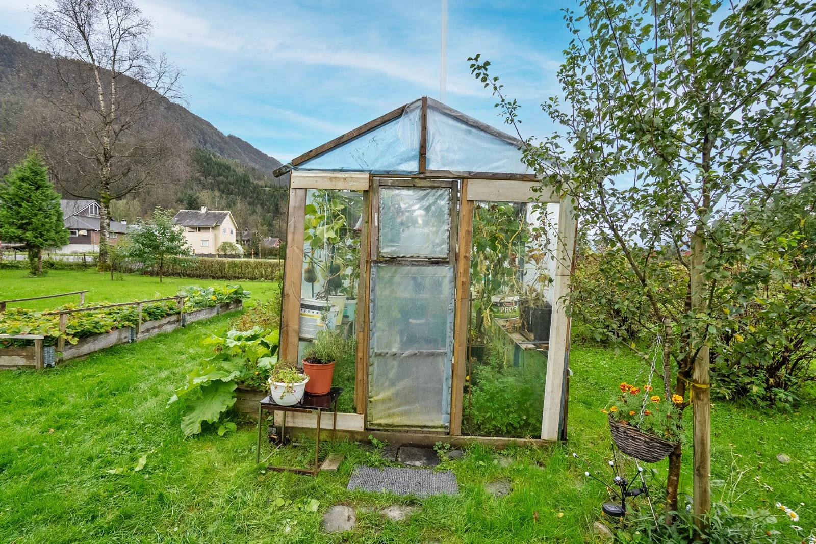 Den romslige tomten byr på et bredt spekter av muligheter, enten man ønsker å nyte den som den er, tilrettelegge for lek og aktivitet, eller videreutvikle eiendommen etter egne behov og ønsker. Galleribilde