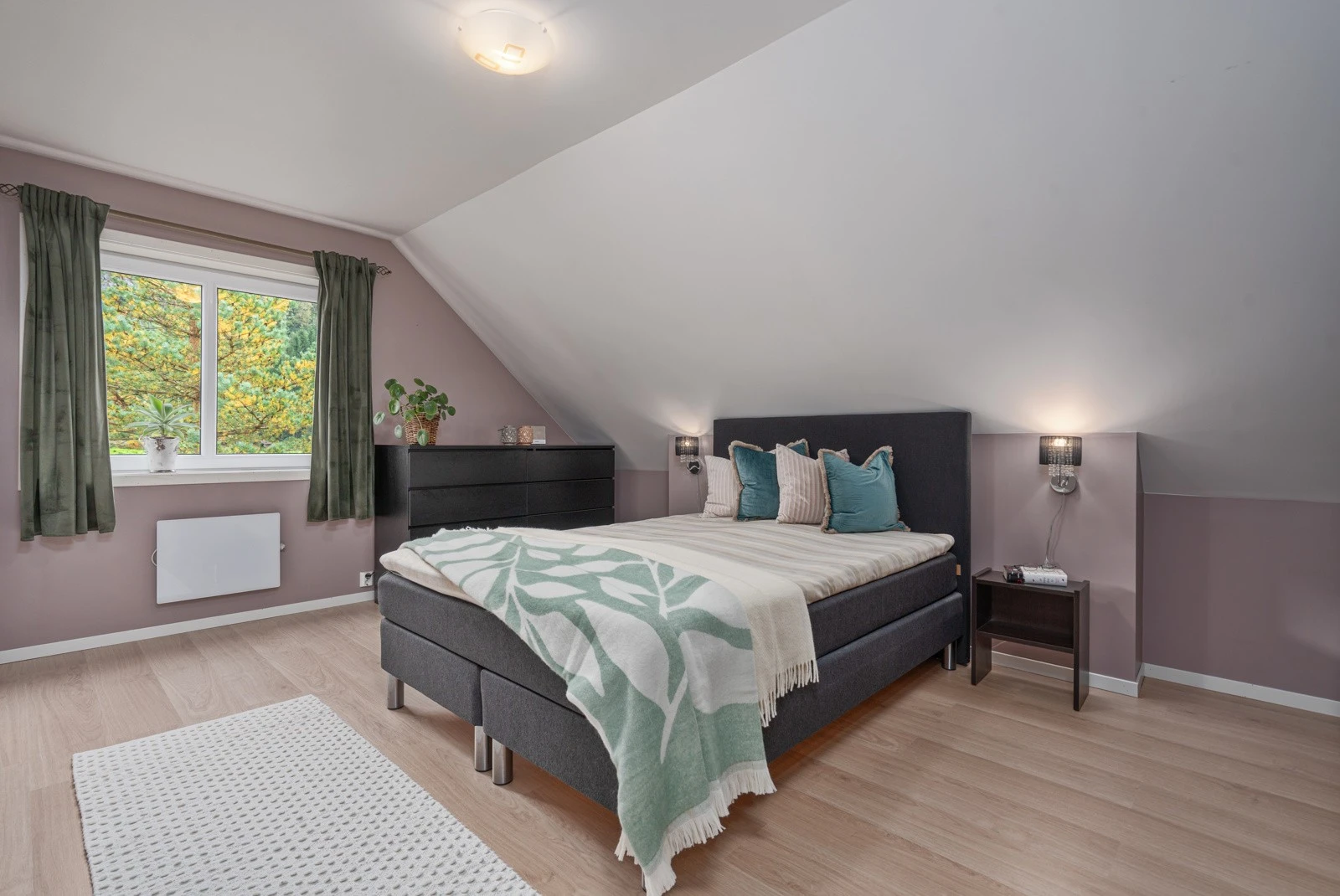 Romslig hovedsoverom med plass til garderobe. Galleribilde