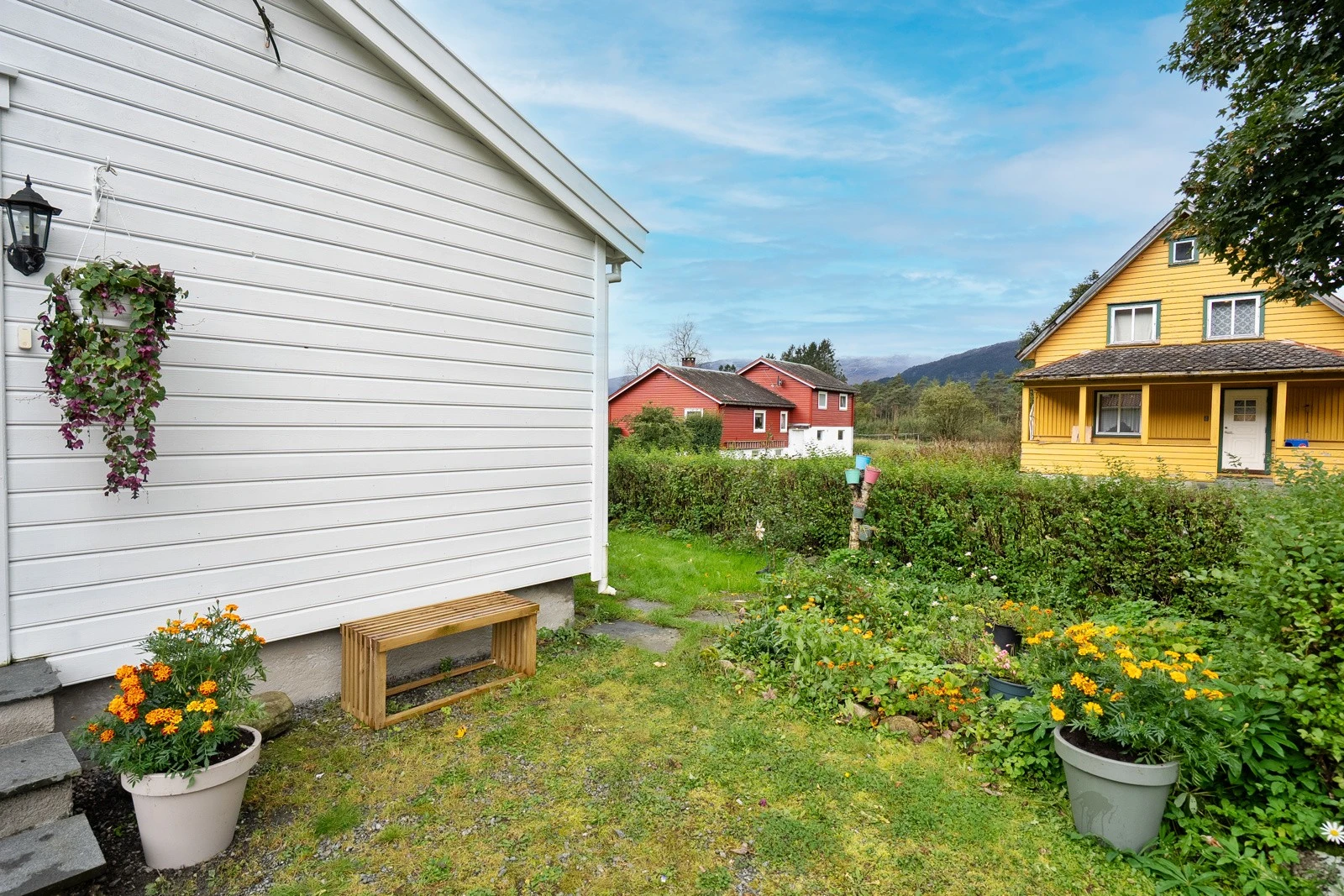 Den romslige tomten byr på et bredt spekter av muligheter, enten man ønsker å nyte den som den er, tilrettelegge for lek og aktivitet, eller videreutvikle eiendommen etter egne behov og ønsker. Galleribilde