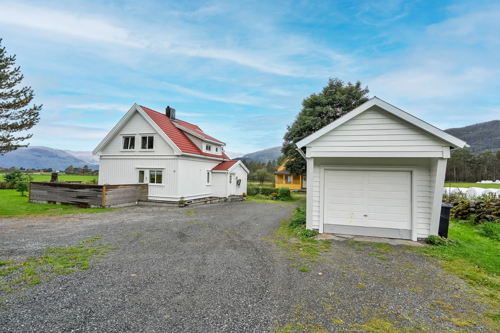 Gårdsplassen er gruset/singlet og gir god plass til parkering samt enkel adkomst til eiendommen. Galleribilde