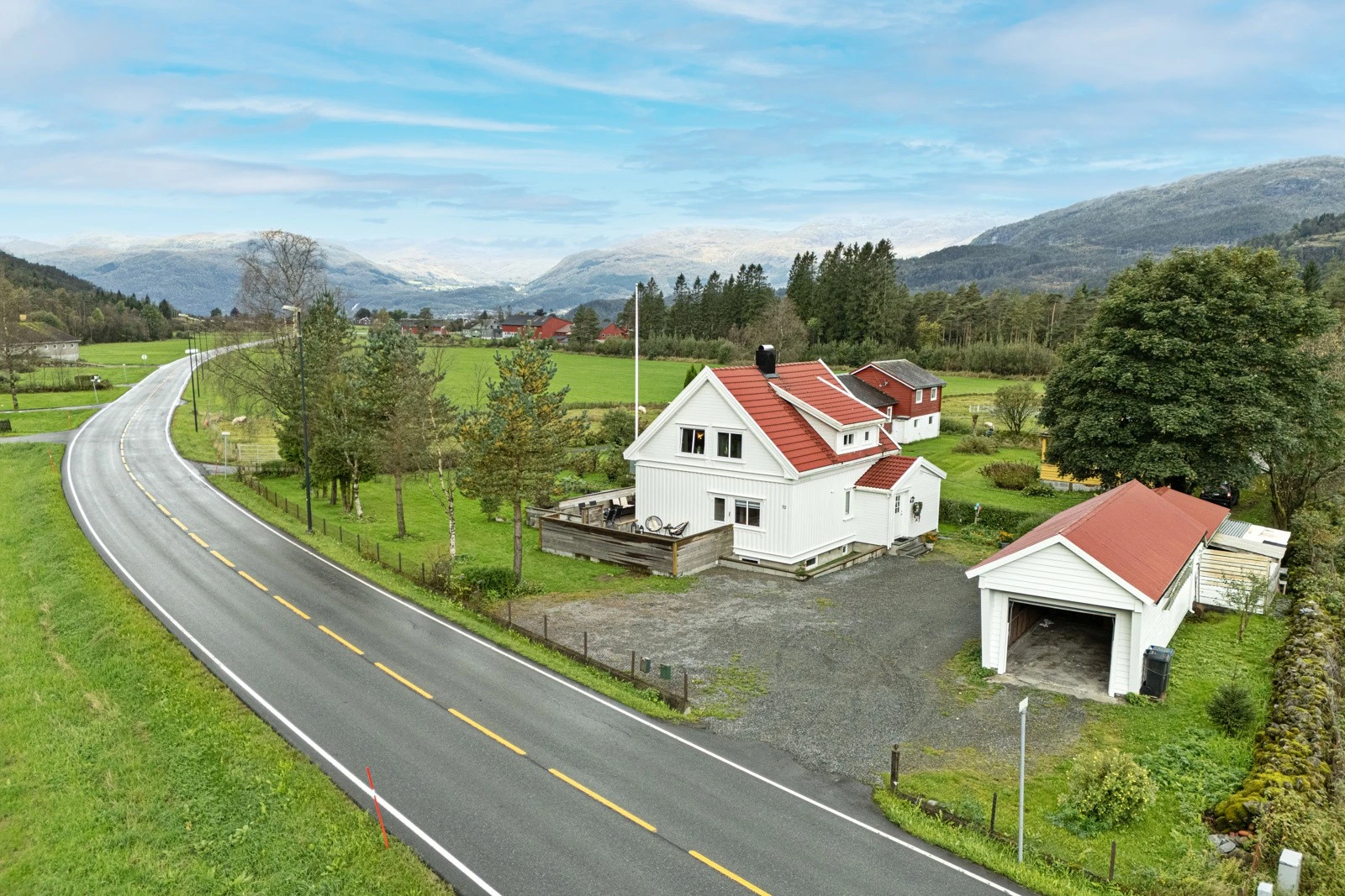 Boligen går over tre plan og frittliggende garasje med 3 boder og vedskjul. Galleribilde