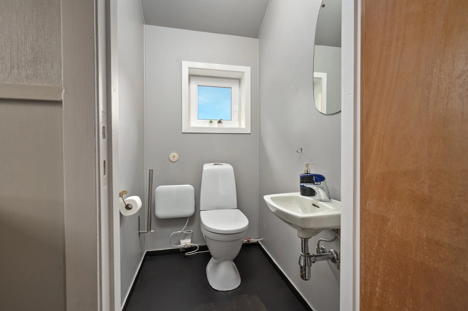Toalettrommet har belegg på gulv, malte plater på vegger og i tak. Rommet er innredet med toalett og vask. Gulvstående toalett er fra ca. 2023. Galleribilde