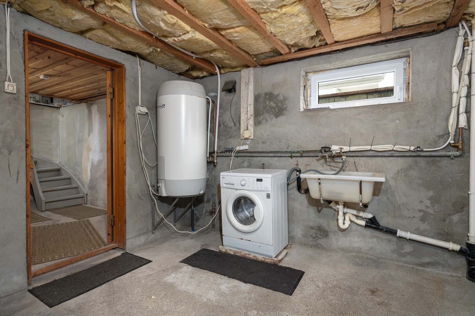 Kjelleren er delvis innredet og tilbyr gode muligheter for tilpasning etter behov. Den består av gang, vaskekjeller og to uinnredede kjellerrom, som gir fleksible lagringsløsninger. Galleribilde