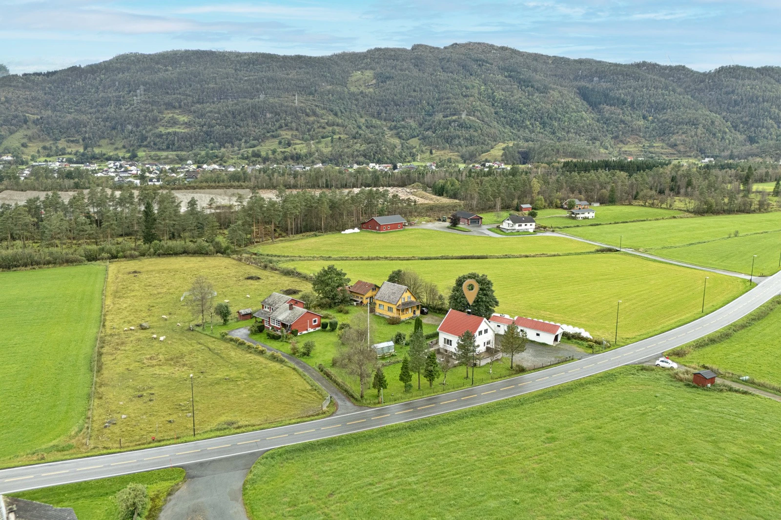 Landlig og fin beliggenhet i naturskjønne omgivelser. Galleribilde