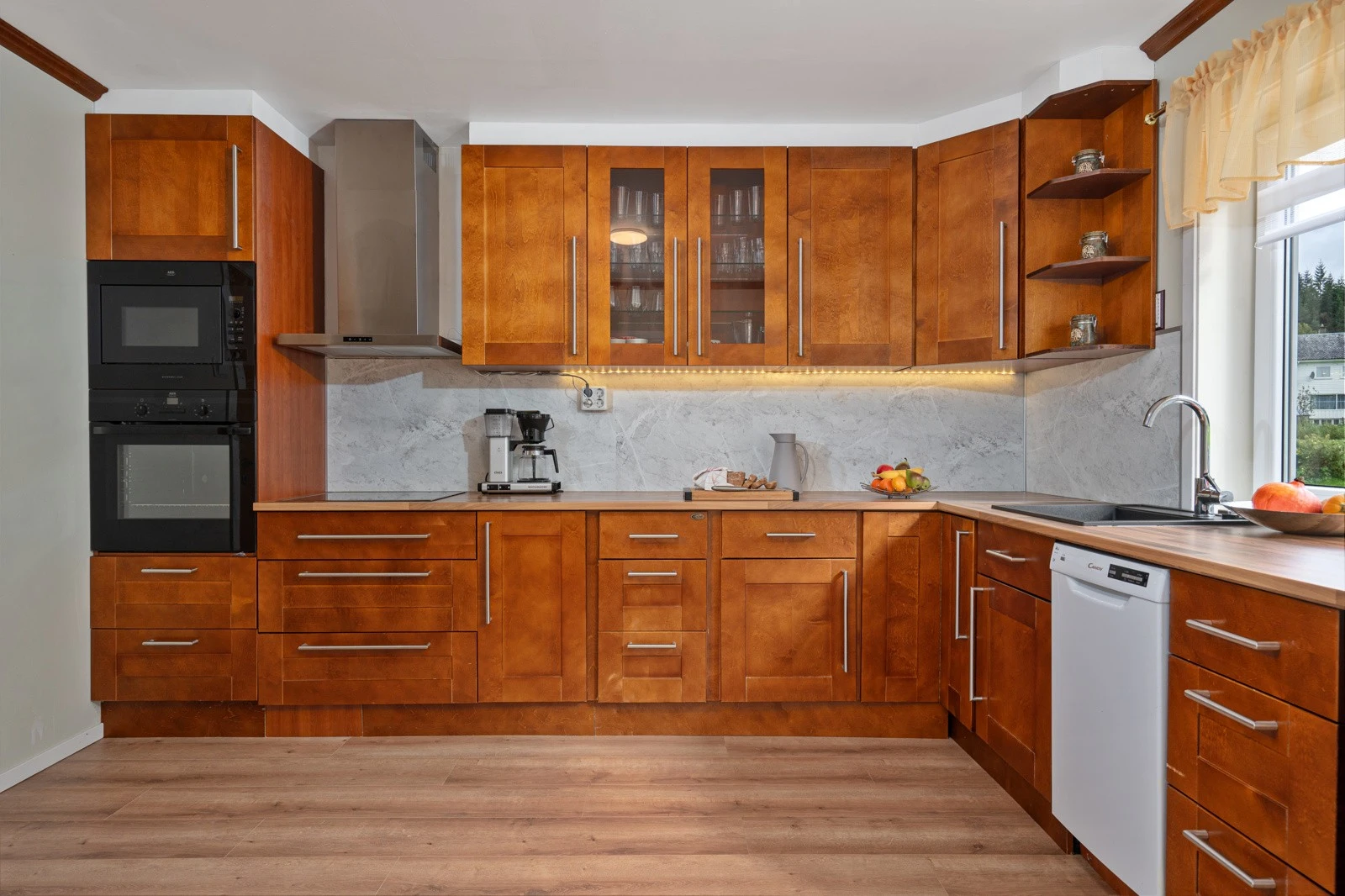 Flott kjøkkeninnredning med god skap- og benkeplass, som gir praktiske og funksjonelle arbeidsforhold. Galleribilde