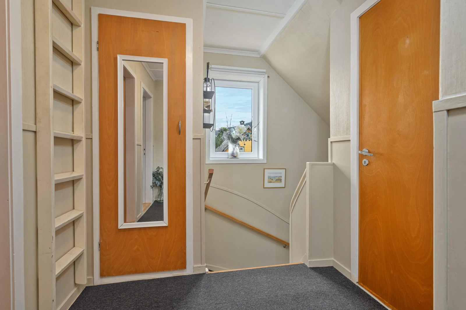 Loftsgang med praktisk plass til oppbevaring og garderobeløsning. Fra gangen er det adkomst til kaldloft via luke, noe som gir ekstra lagringsmuligheter og god funksjonalitet i boligen. Galleribilde