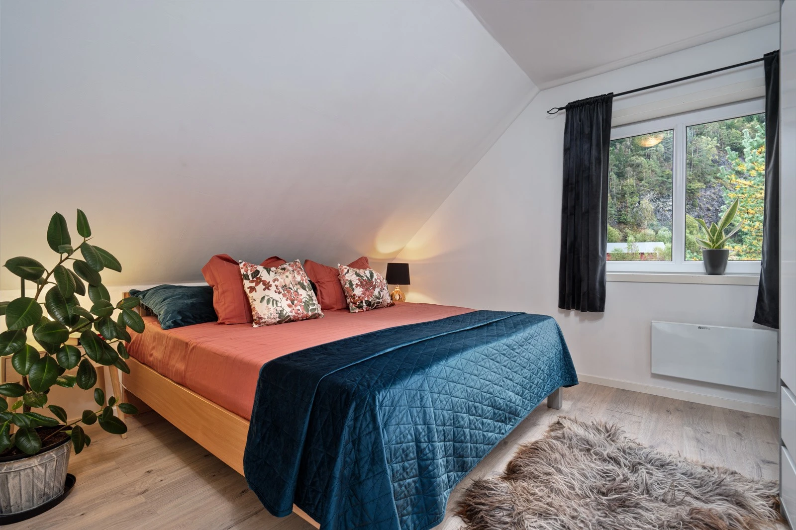 Lyst og trivelig gjesterom. Galleribilde